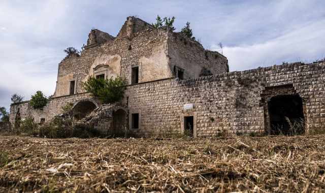 Terlizzi: l'imponente e abbandonata Villa Ilderis, rifugio dei cavalieri diretti in Terrasanta  